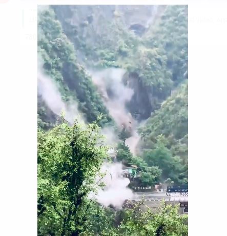 Srinagar-Jammu Freeway Hit By Large Landslide After Heavy Rain